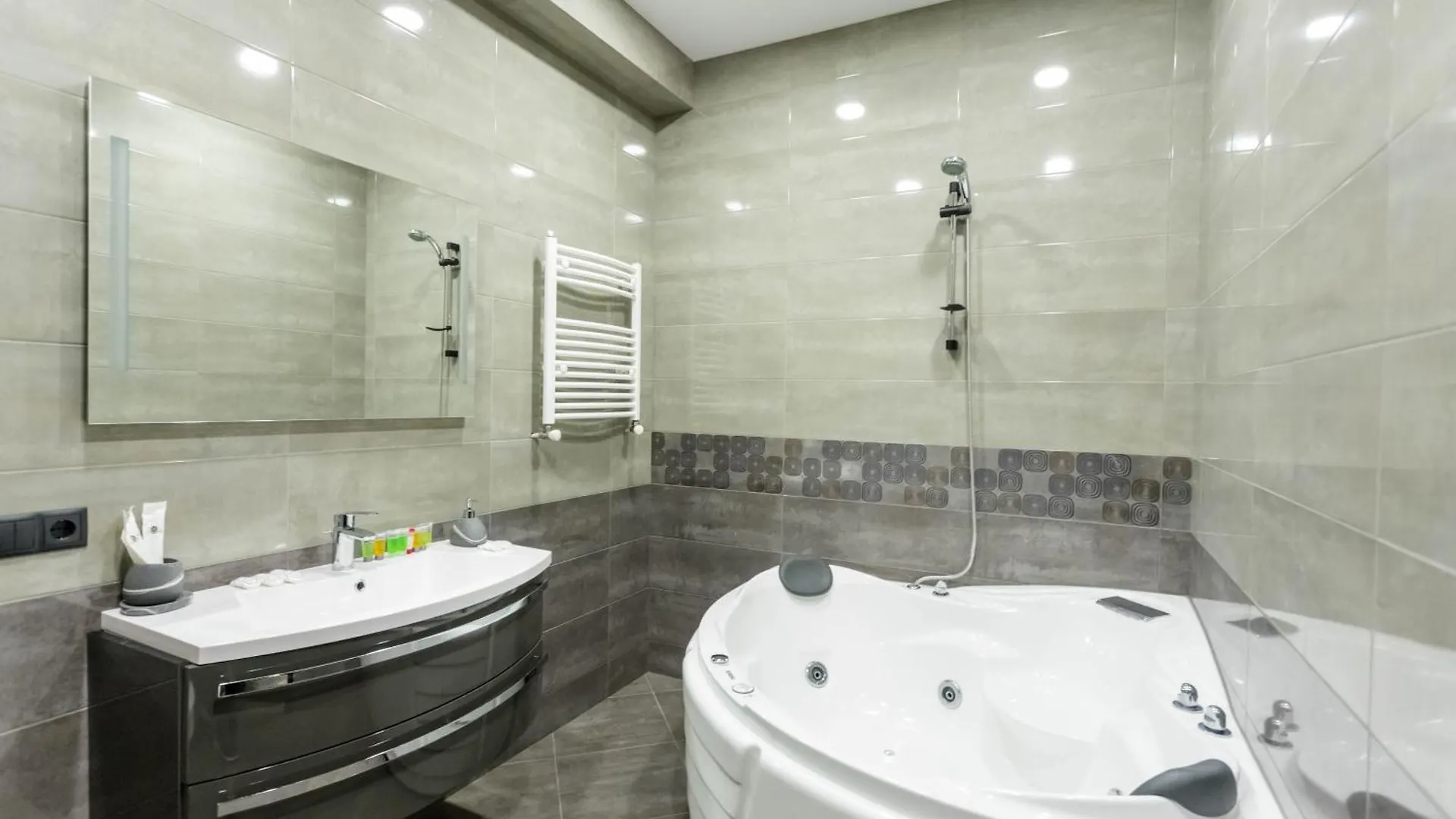 Downtown Spacious Apartment Tiflis Georgia